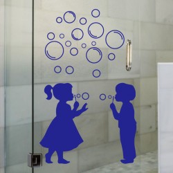 Sticker fille et garçon avec des bulles